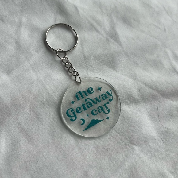 💛 1pc The Getaway Car Round Transparent Acrylic Keychain, taylor inspired Gifts - Picture 3 of 5
